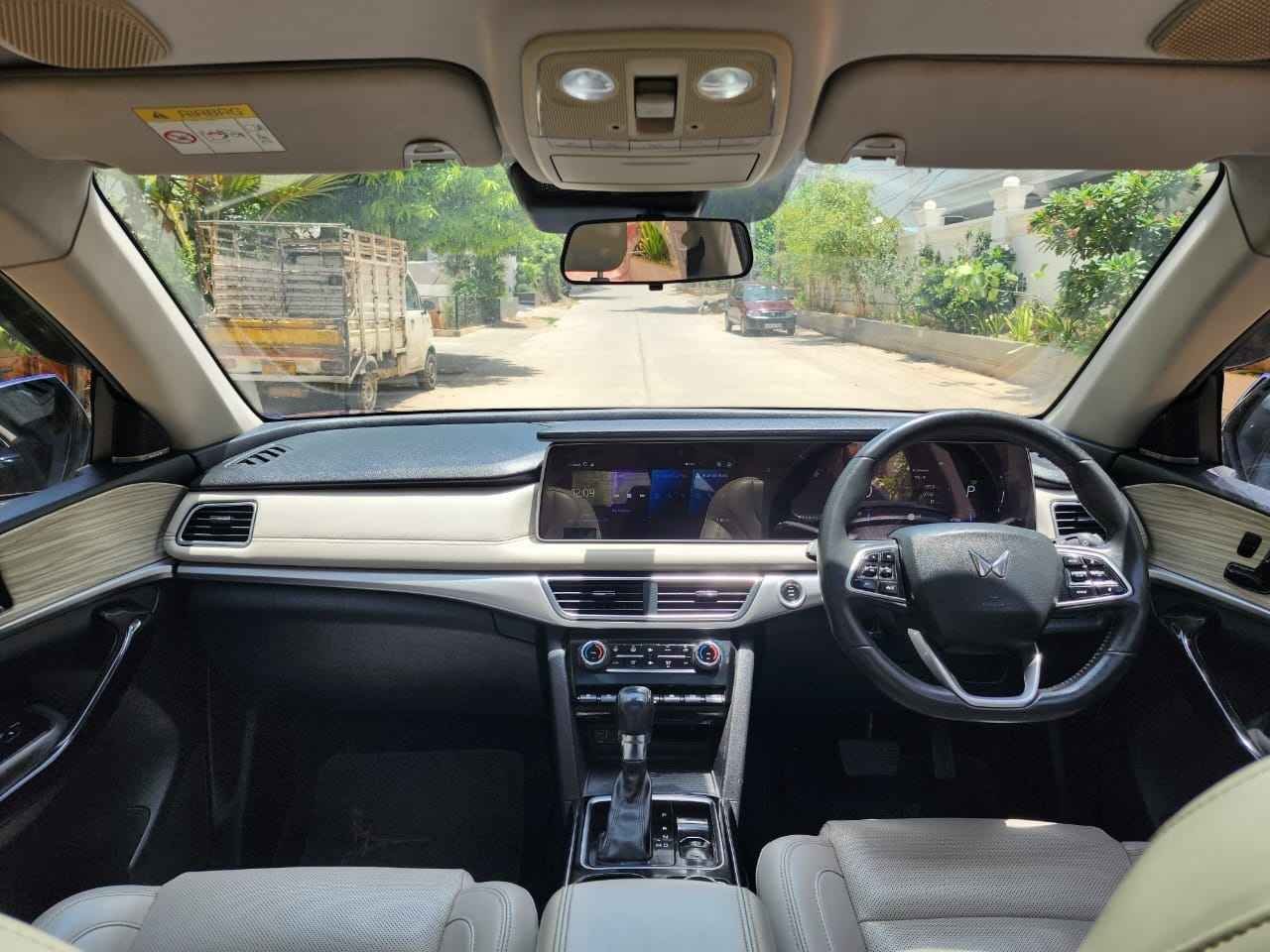 XUV 700 AX7L Diesel Automatic - Image 5