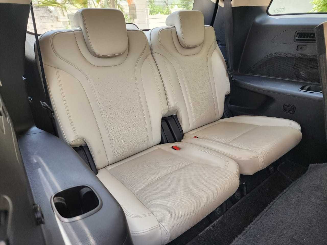 XUV 700 AX7L Diesel Automatic - Image 10