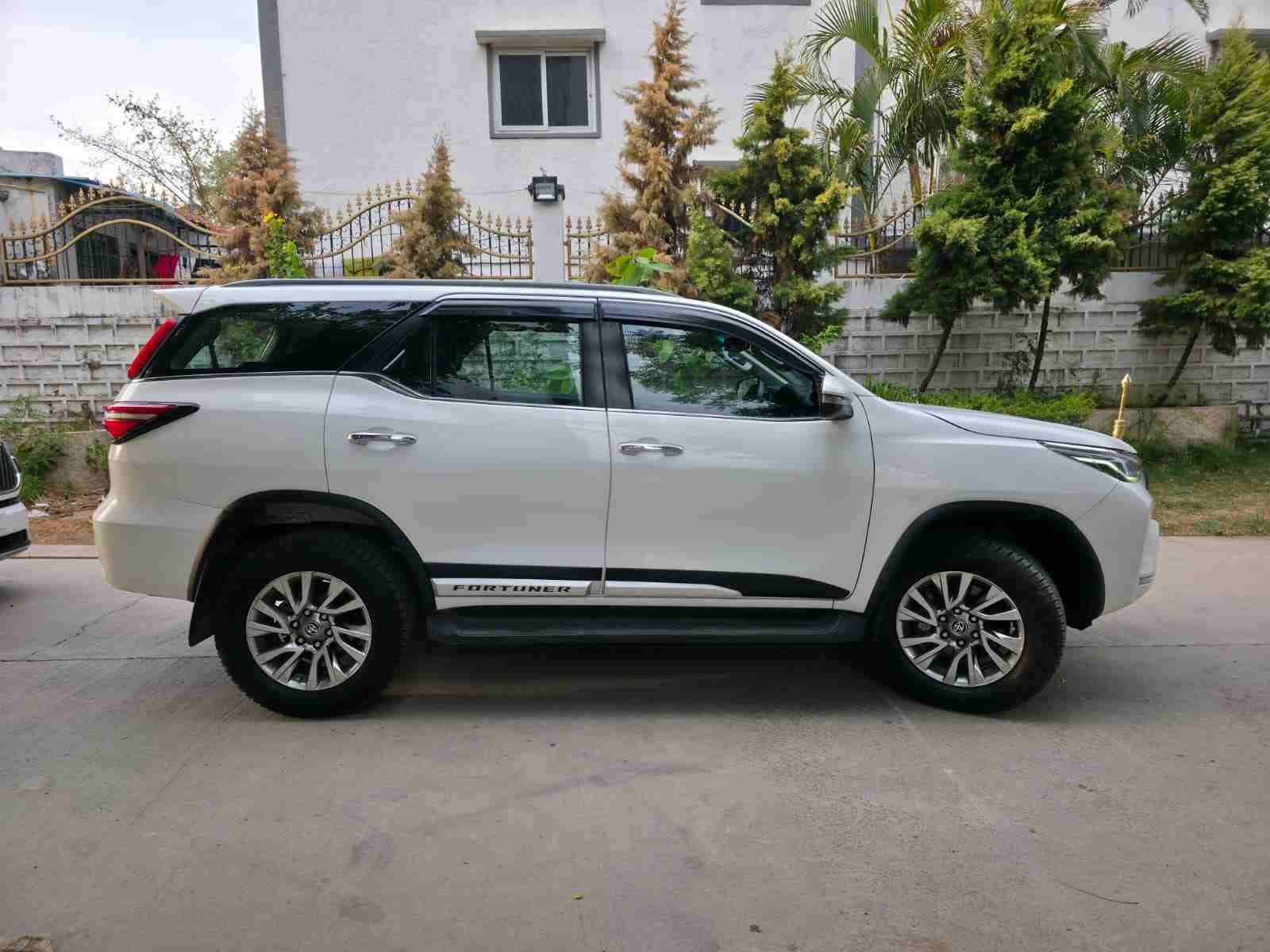 Toyota Fortuner Σ4 Diesel Manual - Image 4