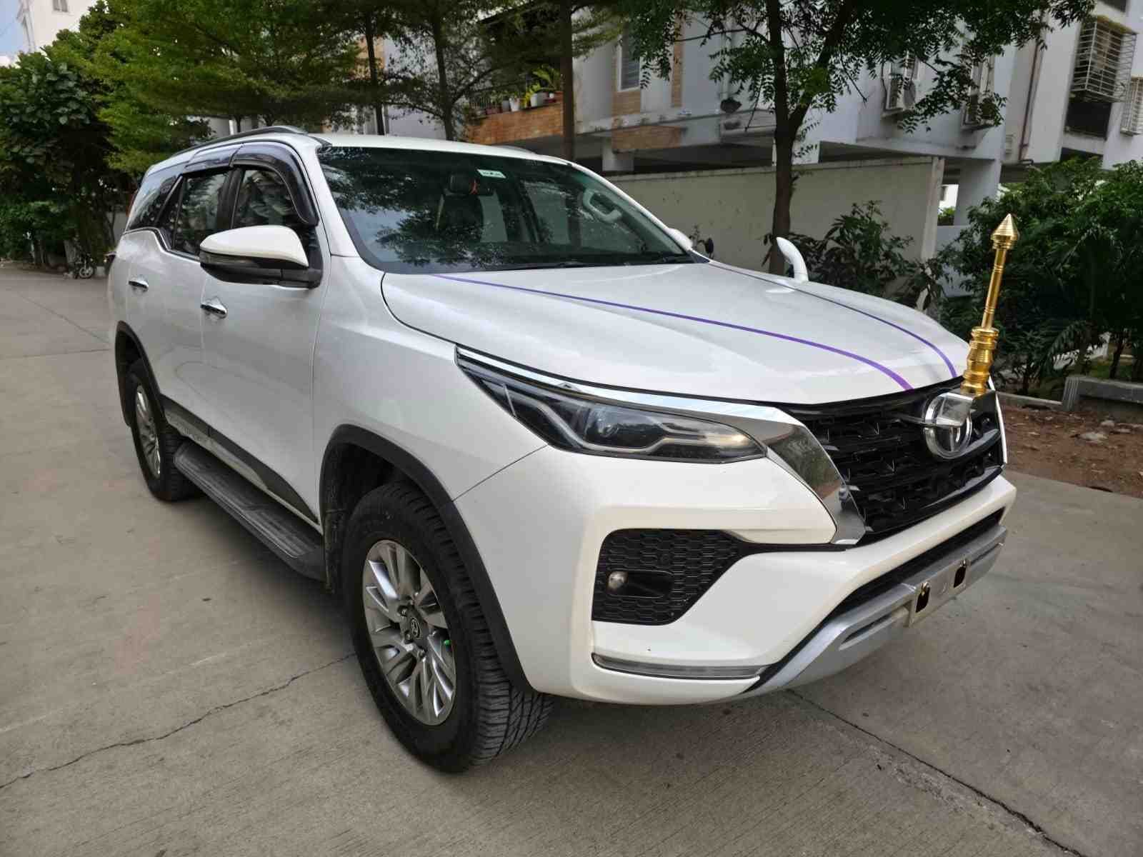 Toyota Fortuner Σ4 Diesel Manual - Image 2